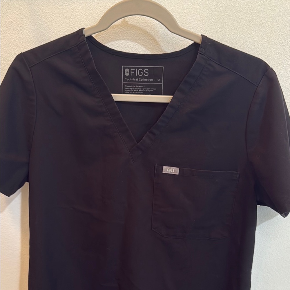 FIGS women’s classic scrub top